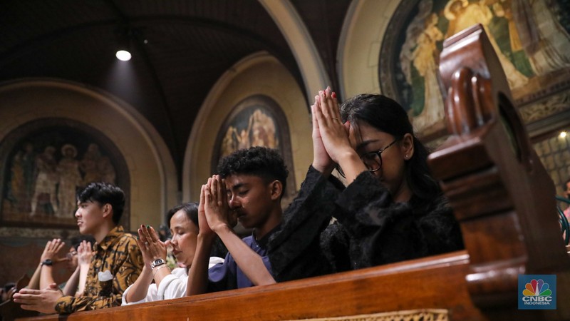 Suasana pelaksaan Misa Natal di Gereja Katedral, Jakarta, Senin (25/12/2023). (CNBC Indonesia/Faisal Rahman)