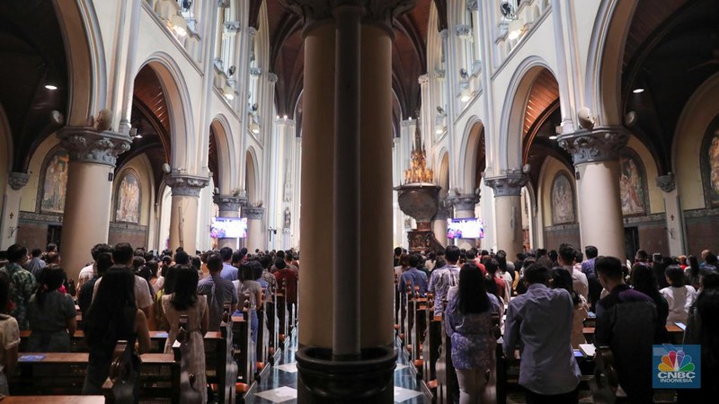 Suasana pelaksaan Misa Natal di Gereja Katedral, Jakarta, Senin (25/12/2023). (CNBC Indonesia/Faisal Rahman)