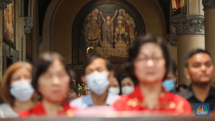 Suasana pelaksaan Misa Natal di Gereja Katedral, Jakarta, Senin (25/12/2023). (CNBC Indonesia/Faisal Rahman)