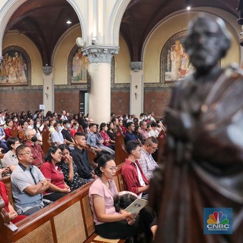 Potret Misa Natal di Gereja Katedral Jakarta Berjalan Khidmat