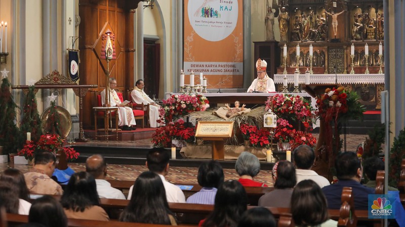 Suasana pelaksaan Misa Natal di Gereja Katedral, Jakarta, Senin (25/12/2023). (CNBC Indonesia/Faisal Rahman) Suasana pelaksaan Misa Natal di Gereja Katedral, Jakarta, Senin (25/12/2023). (CNBC Indonesia/Faisal Rahman)