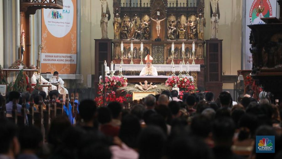 Suasana pelaksaan Misa Natal di Gereja Katedral, Jakarta, Senin (25/12/2023). (CNBC Indonesia/Faisal Rahman)