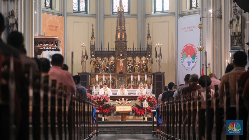 Suasana pelaksaan Misa Natal di Gereja Katedral, Jakarta, Senin (25/12/2023). (CNBC Indonesia/Faisal Rahman) Suasana pelaksaan Misa Natal di Gereja Katedral, Jakarta, Senin (25/12/2023). (CNBC Indonesia/Faisal Rahman)