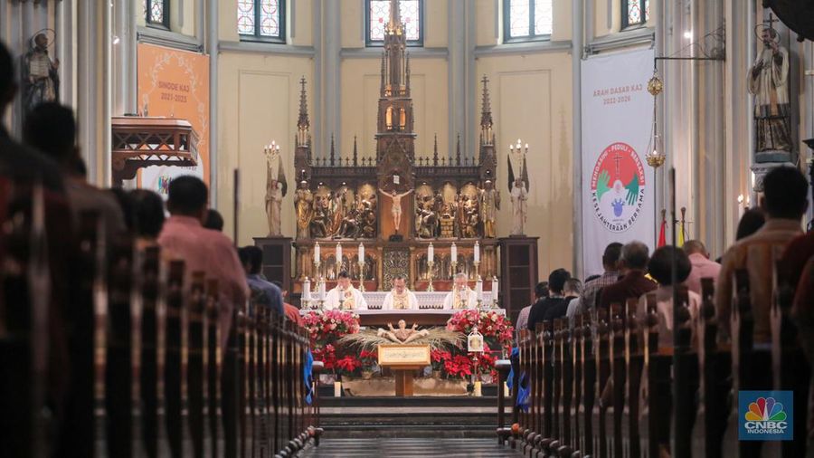 Suasana pelaksaan Misa Natal di Gereja Katedral, Jakarta, Senin (25/12/2023). (CNBC Indonesia/Faisal Rahman)
