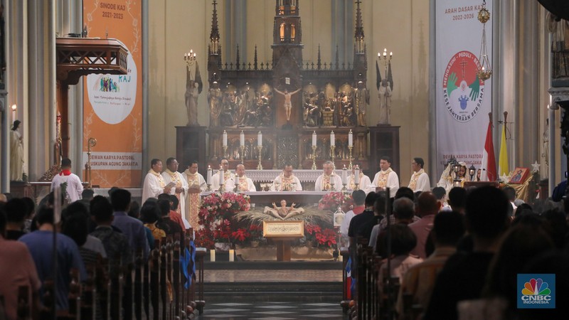 Suasana pelaksaan Misa Natal di Gereja Katedral, Jakarta, Senin (25/12/2023). (CNBC Indonesia/Faisal Rahman) Suasana pelaksaan Misa Natal di Gereja Katedral, Jakarta, Senin (25/12/2023). (CNBC Indonesia/Faisal Rahman)