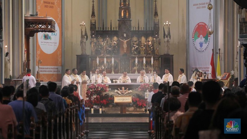 Suasana pelaksaan Misa Natal di Gereja Katedral, Jakarta, Senin (25/12/2023). (CNBC Indonesia/Faisal Rahman)