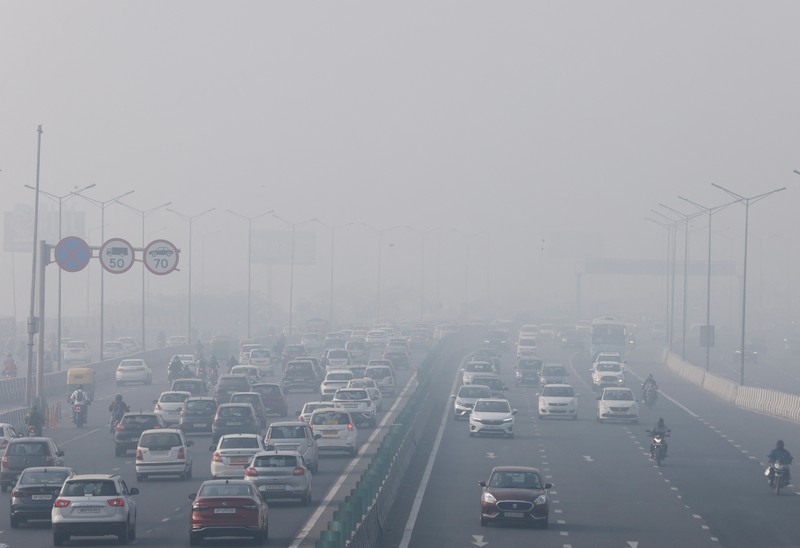 ASIA-WEATHER/INDIA-FOG Traffic moves along a highway shrouded in heavy smog in New Delhi, India, December 26, 2023. REUTERS/Anushree Fadnavis