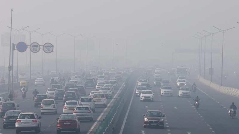 Traffic moves along a highway shrouded in heavy smog in New Delhi, India, December 26, 2023. REUTERS/Anushree Fadnavis
