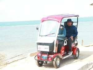 Momen Cak Fauzi Nikmati Pulau Gili Iyang Pakai Kendaraan Ramah Lingkungan