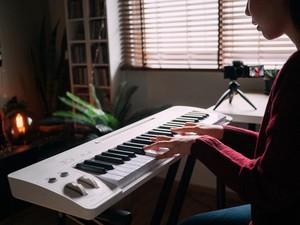 Nuansa Hening di Mal Efek Bising Royalti Musik