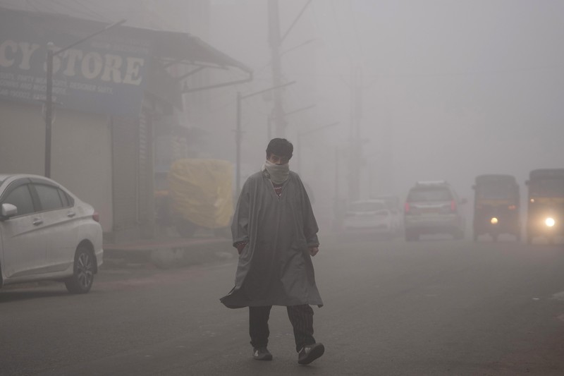 ASIA-WEATHER/INDIA-FOG Traffic moves along a highway shrouded in heavy smog in New Delhi, India, December 26, 2023. REUTERS/Anushree Fadnavis