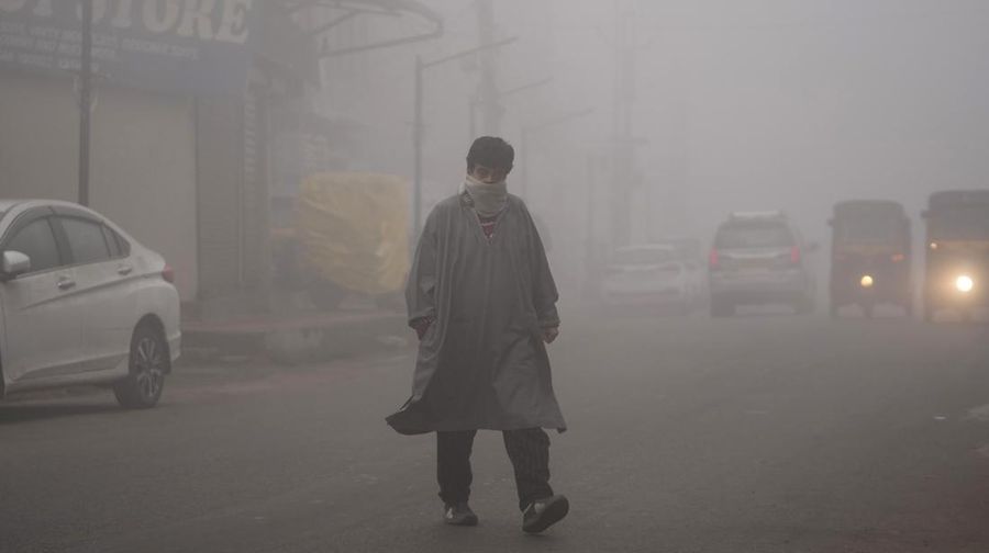 Traffic moves along a highway shrouded in heavy smog in New Delhi, India, December 26, 2023. REUTERS/Anushree Fadnavis