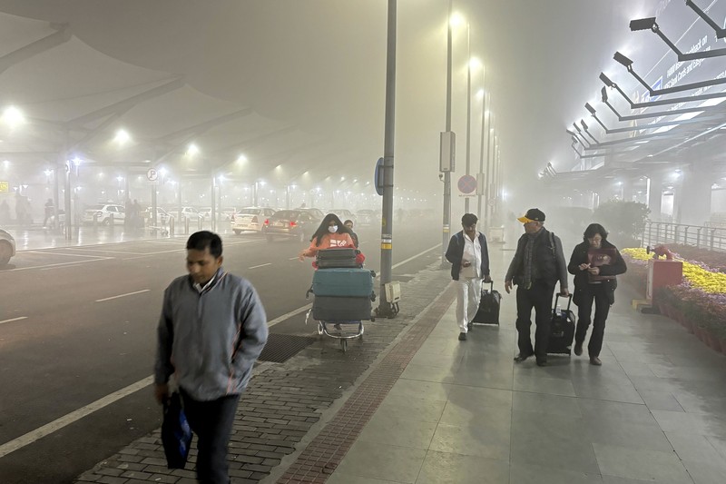 Traffic moves along a highway shrouded in heavy smog in New Delhi, India, December 26, 2023. REUTERS/Anushree Fadnavis