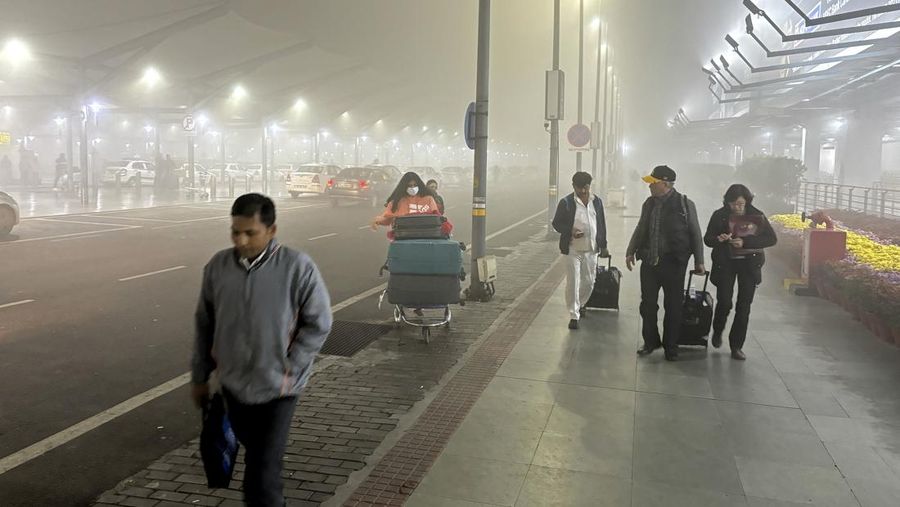 Traffic moves along a highway shrouded in heavy smog in New Delhi, India, December 26, 2023. REUTERS/Anushree Fadnavis