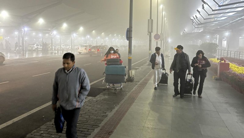 Traffic moves along a highway shrouded in heavy smog in New Delhi, India, December 26, 2023. REUTERS/Anushree Fadnavis
