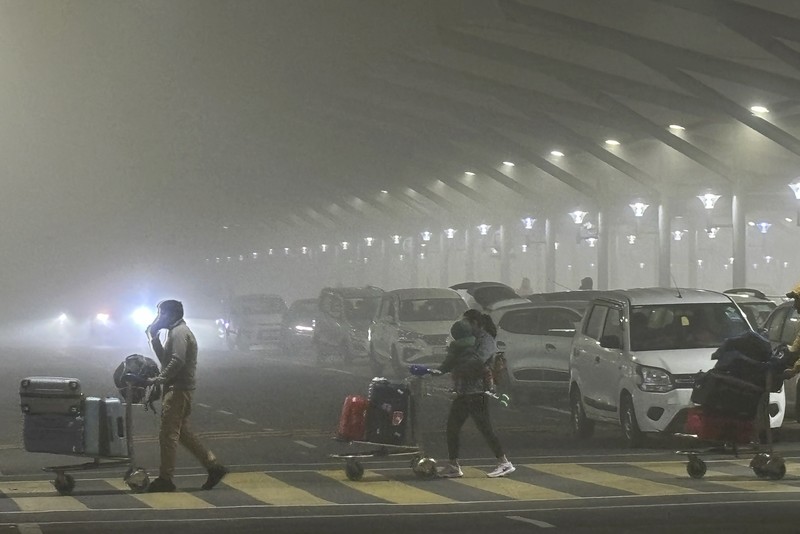 ASIA-WEATHER/INDIA-FOG Traffic moves along a highway shrouded in heavy smog in New Delhi, India, December 26, 2023. REUTERS/Anushree Fadnavis