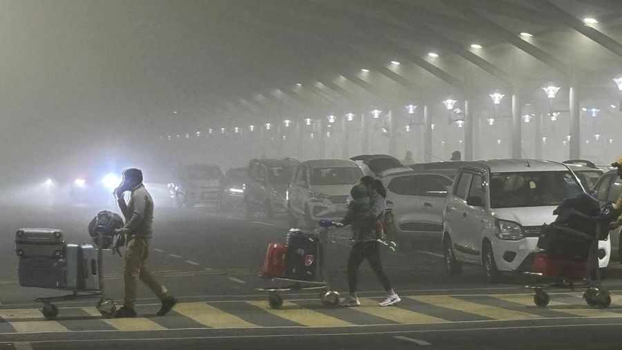 Traffic moves along a highway shrouded in heavy smog in New Delhi, India, December 26, 2023. REUTERS/Anushree Fadnavis