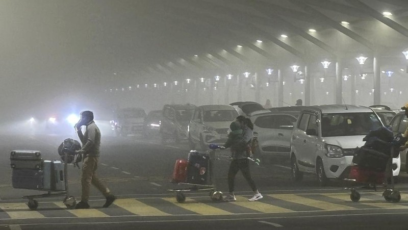 Traffic moves along a highway shrouded in heavy smog in New Delhi, India, December 26, 2023. REUTERS/Anushree Fadnavis