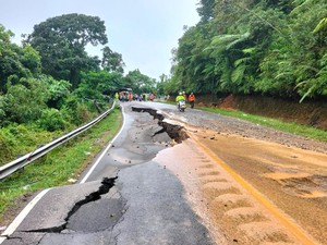 Penampakan Jalur Sumbar-Riau Amblas Akibat Longsor