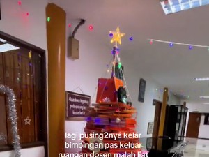 Viral Pohon Natal Termahal, Dibuat dari Tumpukan Skripsi Mahasiswa