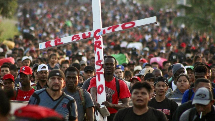 Migrants walk as they leave Tapachula in a caravan to attempt to reach the U.S. border, in the state of Chiapas, Mexico December 24, 2023. REUTERS/Jose Torres