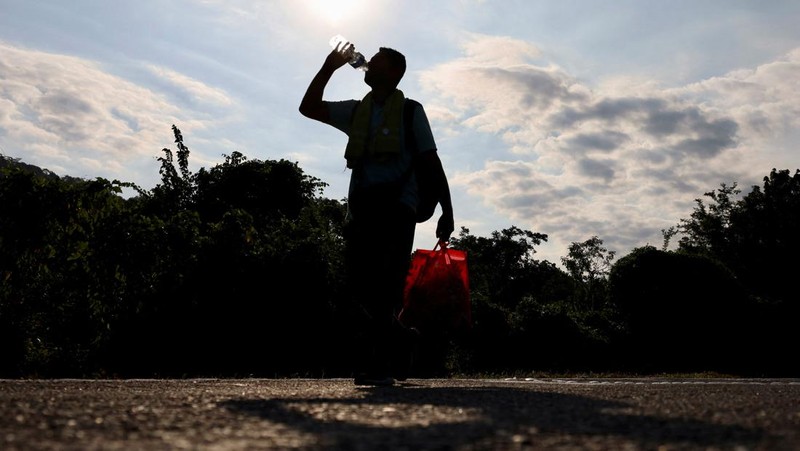 Migrants walk as they leave Tapachula in a caravan to attempt to reach the U.S. border, in the state of Chiapas, Mexico December 24, 2023. REUTERS/Jose Torres