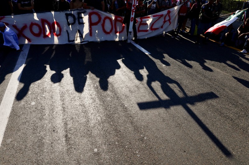 MIGRATION-MEXICO/ Migrants walk as they leave Tapachula in a caravan to attempt to reach the U.S. border, in the state of Chiapas, Mexico December 24, 2023. REUTERS/Jose Torres