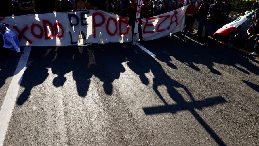 Migrants walk as they leave Tapachula in a caravan to attempt to reach the U.S. border, in the state of Chiapas, Mexico December 24, 2023. REUTERS/Jose Torres
