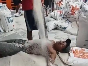 Pekerja Gudang Bulog Dipecat Imbas Video Viral Mandi Beras