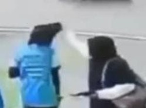 Momen Wanita Pontianak Tarik Jilbab Pejalan Kaki-Aurat Korban Tersingkap
