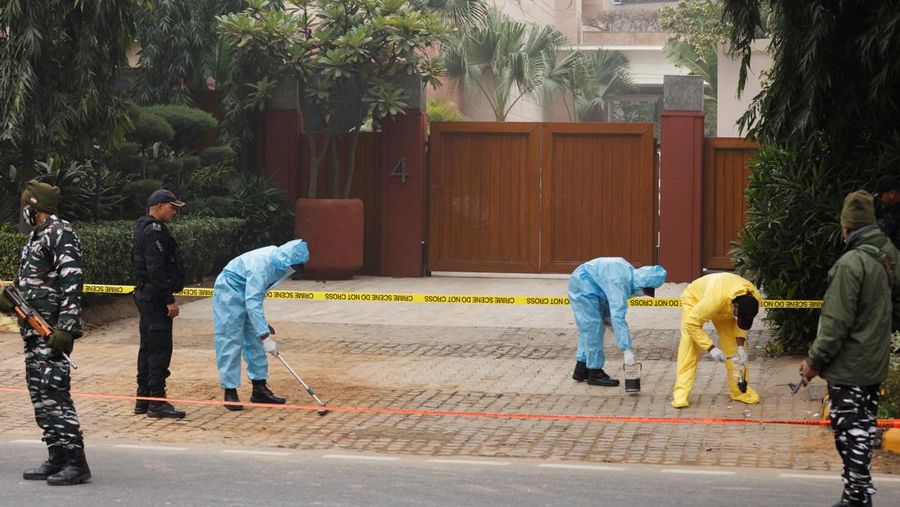 Anggota unit forensik Penjaga Keamanan Nasional India (NSG) mengumpulkan sampel di dekat kedutaan Israel, menyusul penyelidikan atas laporan ledakan di dekatnya, di New Delhi, India, 27 Desember 2023. (REUTERS/Anushree Fadnavis)