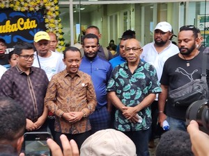 Bahlil Melayat ke Tempat Persemayaman Lukas Enembe di RSPAD