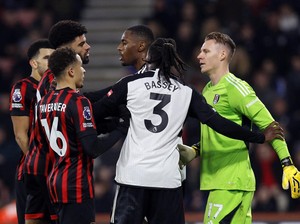 Bernd Leno Dorong Ball Boy, Pelatih Fulham Membela
