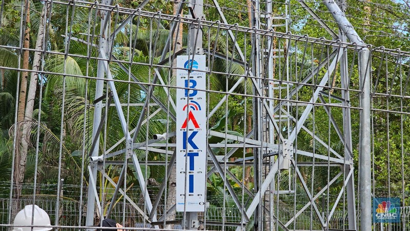 Presiden Joko Widodo meresmikan Pengoperasian Sinyal BTS 4G BAKTI dan Akses Internet di Daerah 3T serta pengoperasian Integrasi Satria-1 di Kepulauan Talaud, Sulawesi Utara, pada hari Kamis (28/12/2023). (CNBC Indonesia/Kartini Bohang)