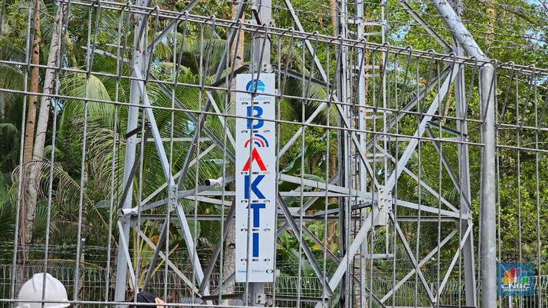 Presiden Joko Widodo meresmikan Pengoperasian Sinyal BTS 4G BAKTI dan Akses Internet di Daerah 3T serta pengoperasian Integrasi Satria-1 di Kepulauan Talaud, Sulawesi Utara, pada hari Kamis (28/12/2023). (CNBC Indonesia/Kartini Bohang)