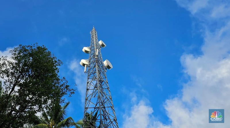 Presiden Joko Widodo meresmikan Pengoperasian Sinyal BTS 4G BAKTI dan Akses Internet di Daerah 3T serta pengoperasian Integrasi Satria-1 di Kepulauan Talaud, Sulawesi Utara, pada hari Kamis (28/12/2023). (CNBC Indonesia/Kartini Bohang)