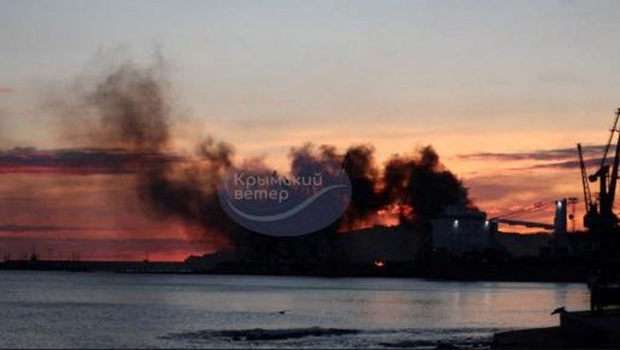 This photograph posted on the Telegram channel @VentdeCrimee on December 26, 2023 shows smoke rising above a damaged warship following a Ukrainian attack in the port of Feodosiya, Russian-controlled Crimea. The Kremlin on December 26, 2023 acknowledged a Ukrainian attack had damaged a warship in the occupied Crimean port of Feodosia in what Ukraine and its Western allies called a major setback for the Russian navy. (Photo by Handout / Telegram / @VentdeCrimee / AFP) / RESTRICTED TO EDITORIAL USE - MANDATORY CREDIT 