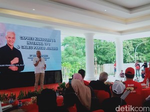 Ganjar Pamer KTP Sakti Saat Konsolidasi Caleg Koalisi