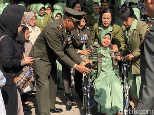 Momen Pilu Penyerahan Jenazah Kopda Hendrianto Korban KKB ke Keluarga