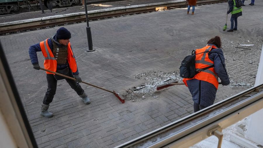 Seorang pekerja membersihkan area di lokasi serangan militer Rusia kemarin, di tengah serangan Rusia ke Ukraina, di stasiun kereta api di Kherson, Ukraina 27 Desember 2023. (REUTERS/Oleksandr Ratushniak)