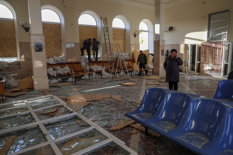 Seorang pekerja membersihkan area di lokasi serangan militer Rusia kemarin, di tengah serangan Rusia ke Ukraina, di stasiun kereta api di Kherson, Ukraina 27 Desember 2023. (REUTERS/Oleksandr Ratushniak)