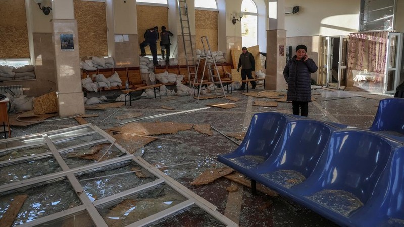 Seorang pekerja membersihkan area di lokasi serangan militer Rusia kemarin, di tengah serangan Rusia ke Ukraina, di stasiun kereta api di Kherson, Ukraina 27 Desember 2023. (REUTERS/Oleksandr Ratushniak)
