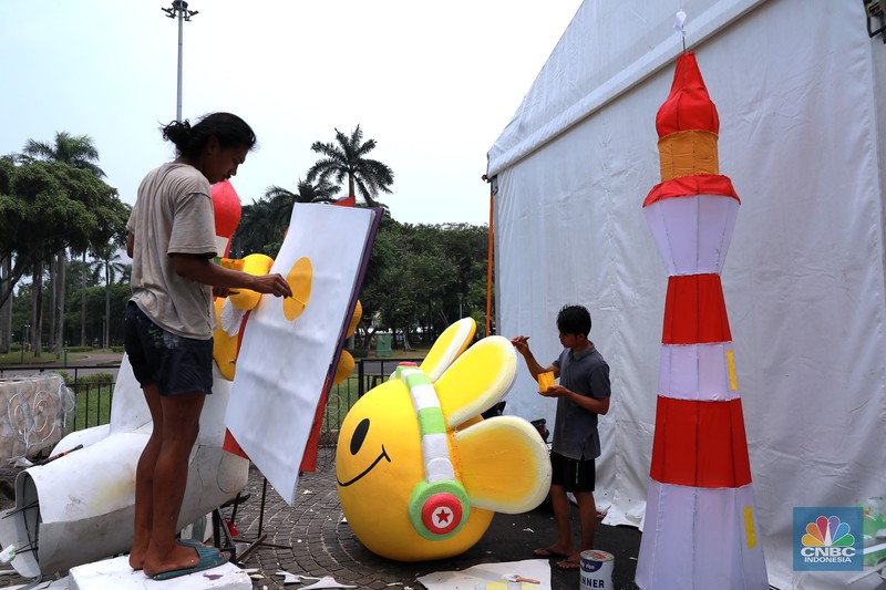 Pekerja seni menyelesaikan dekorasi untuk mobil hias yang akan digunakan untuk Jakarta karnaval sambut tahun baru 2024 di Monas, Jakarta, Rabu, (27/12/2023). Pekerja seni menyelesaikan dekorasi untuk mobil hias yang akan digunakan untuk Jakarta karnaval sambut tahun baru 2024 di Monas, Jakarta, Rabu, (27/12/2023). (CNBC Indonesia/Muhammad Sabki)