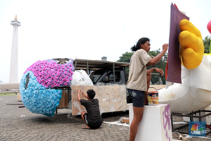 Pekerja seni menyelesaikan dekorasi untuk mobil hias yang akan digunakan untuk Jakarta karnaval sambut tahun baru 2024 di Monas, Jakarta, Rabu, (27/12/2023). Pekerja seni menyelesaikan dekorasi untuk mobil hias yang akan digunakan untuk Jakarta karnaval sambut tahun baru 2024 di Monas, Jakarta, Rabu, (27/12/2023). (CNBC Indonesia/Muhammad Sabki)