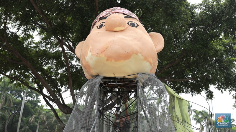 Pekerja seni menyelesaikan dekorasi untuk mobil hias yang akan digunakan untuk Jakarta karnaval sambut tahun baru 2024 di Monas, Jakarta, Rabu, (27/12/2023). Pekerja seni menyelesaikan dekorasi untuk mobil hias yang akan digunakan untuk Jakarta karnaval sambut tahun baru 2024 di Monas, Jakarta, Rabu, (27/12/2023). (CNBC Indonesia/Muhammad Sabki)