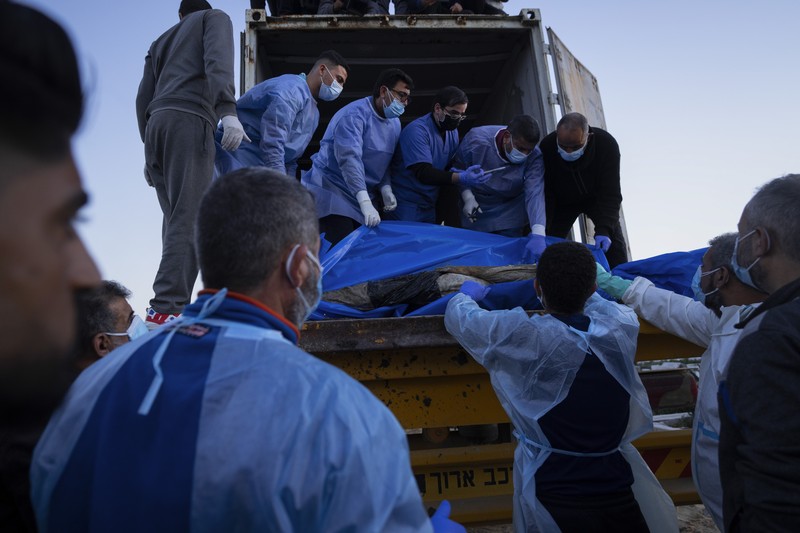 Sebuah tank Israel menembak ke arah Gaza, di tengah konflik yang sedang berlangsung antara Israel dan kelompok Islam Palestina Hamas, di perbatasan Israel-Gaza, di Israel selatan, 27 Desember 2023. (REUTERS/Amir Cohen)