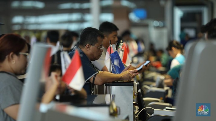 Petugas PT Angkasa Pura (AP) II (Persero) memantau pergerakan  posko terpadu pengamanan dan pelayanan bagi penumpang periode Natal 2023 dan tahun baru 2024 di Terminal 1B Bandara Soekarno-Hatta, Tangerang, Banten, Rabu (27/12/2023). (CNBC Indonesia/Tri Susilo)