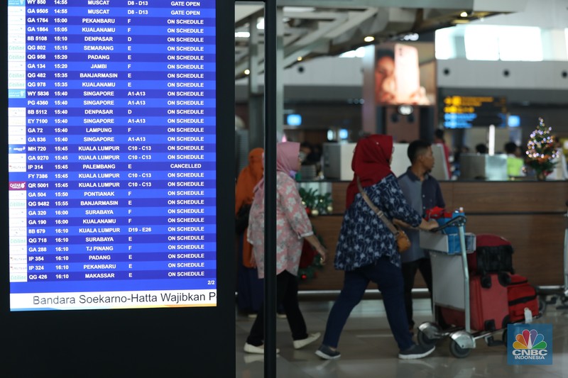 Petugas PT Angkasa Pura (AP) II (Persero) memantau pergerakan posko terpadu pengamanan dan pelayanan bagi penumpang periode Natal 2023 dan tahun baru 2024 di Terminal 1B Bandara Soekarno-Hatta, Tangerang, Banten, Rabu (27/12/2023). Petugas PT Angkasa Pura (AP) II (Persero) memantau pergerakan posko terpadu pengamanan dan pelayanan bagi penumpang periode Natal 2023 dan tahun baru 2024 di Terminal 1B Bandara Soekarno-Hatta, Tangerang, Banten, Rabu (27/12/2023). (CNBC Indonesia/Tri Susilo)