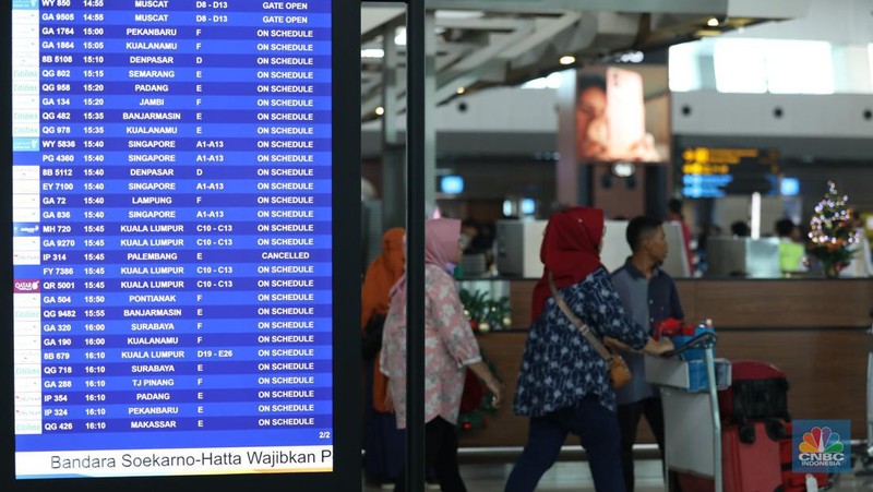 Petugas PT Angkasa Pura (AP) II (Persero) memantau pergerakan  posko terpadu pengamanan dan pelayanan bagi penumpang periode Natal 2023 dan tahun baru 2024 di Terminal 1B Bandara Soekarno-Hatta, Tangerang, Banten, Rabu (27/12/2023). (CNBC Indonesia/Tri Susilo)