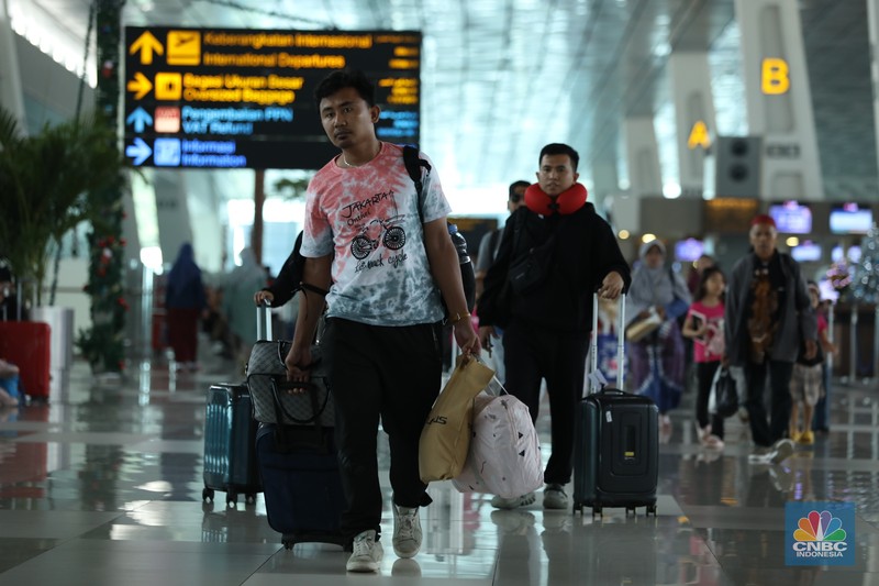 Petugas PT Angkasa Pura (AP) II (Persero) memantau pergerakan posko terpadu pengamanan dan pelayanan bagi penumpang periode Natal 2023 dan tahun baru 2024 di Terminal 1B Bandara Soekarno-Hatta, Tangerang, Banten, Rabu (27/12/2023). Petugas PT Angkasa Pura (AP) II (Persero) memantau pergerakan posko terpadu pengamanan dan pelayanan bagi penumpang periode Natal 2023 dan tahun baru 2024 di Terminal 1B Bandara Soekarno-Hatta, Tangerang, Banten, Rabu (27/12/2023). (CNBC Indonesia/Tri Susilo)